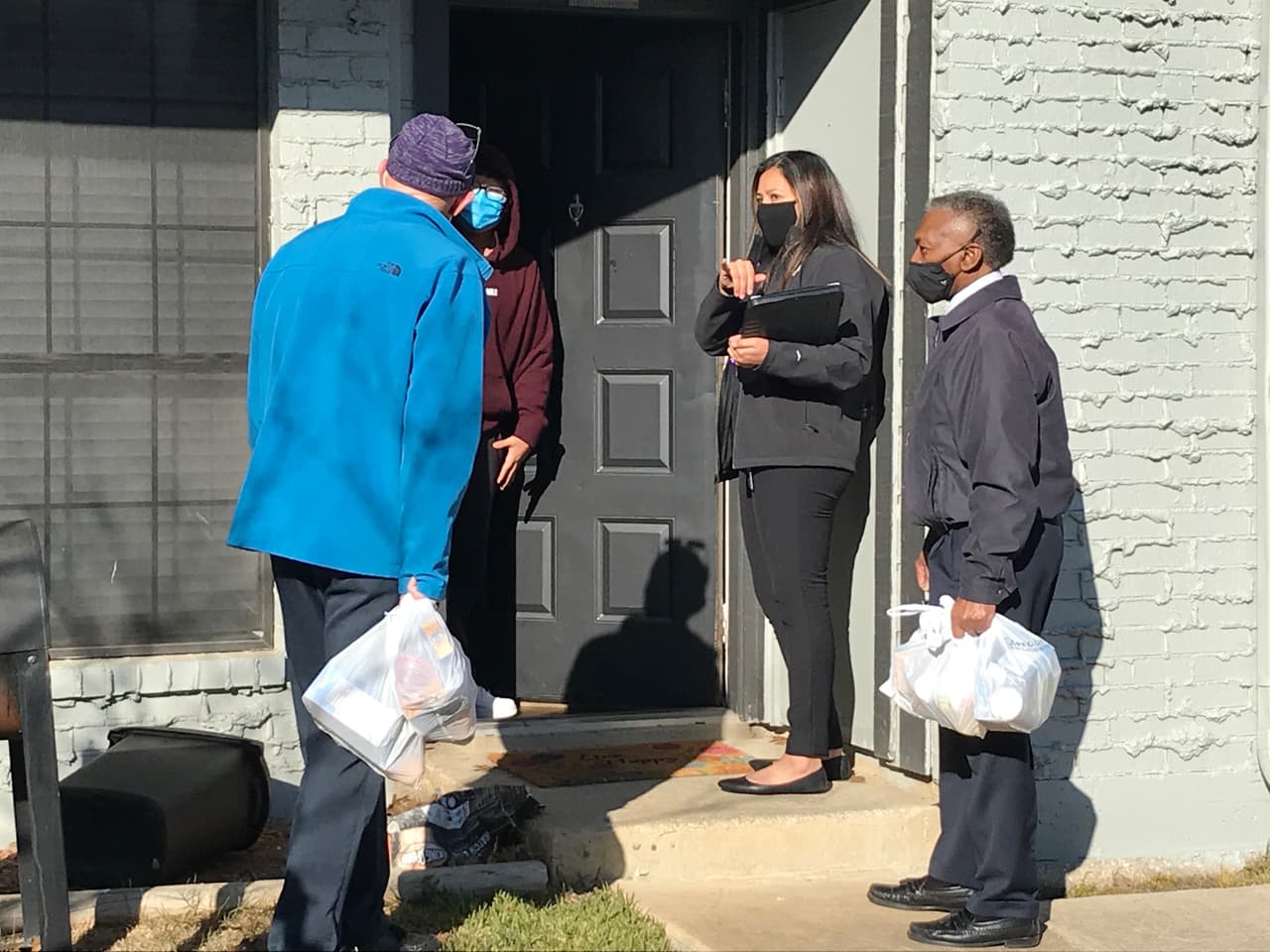 La estrategia consiste en que, una vez por semana, miembros del equipo de operaciones de la institución están visitando los hogares de esas familias cuyos hijos no están tomando ni clases presenciales, ni virtuales, es decir, que detuvieron su proceso educativo.