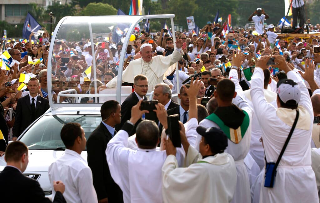 Así fue el arribo del papa Francisco a la plaza de la Revolución en La Habana el domingo 20 de septiembre de 2015, donde ofició una misa ante miles de creyentes.