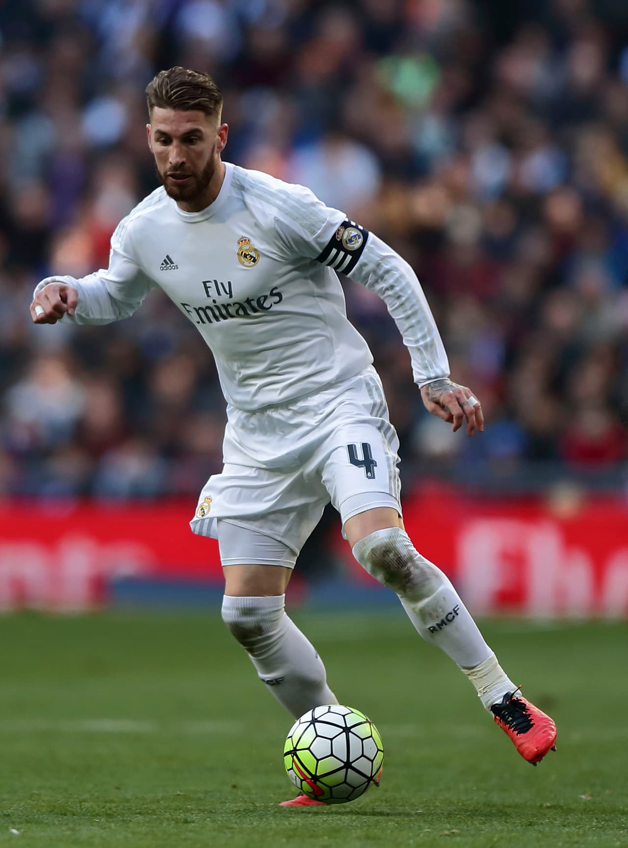 Otro jugador que llama poderosamente la atención al estar en esta lista 'maldita' es el capitán del Madrid, Sergio Ramos. Luego de renovar su contrato apenas hace siete meses tras una larga y controversial negociación, donde incluso se habló de que se marcharía al Manchester United, el defensor originario de Camas le habría solicitado a Florentino aceptar una buena oferta que llegue para terminar su carrera fuera del conjunto merengue.
