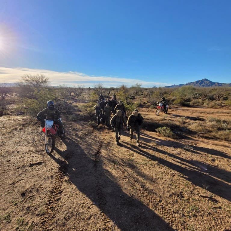 Agentes de Three Points Station asignados a las unidades de motocicletas y vehículos todo terreno respondieron al reporte de un grupo de personas vistiendo de camuflado cerca de San Miguel, Arizona. Con el apoyo aéreo del sheriff del condado Pinal llegaron al arresto de ocho inmigrantes indocumentados.