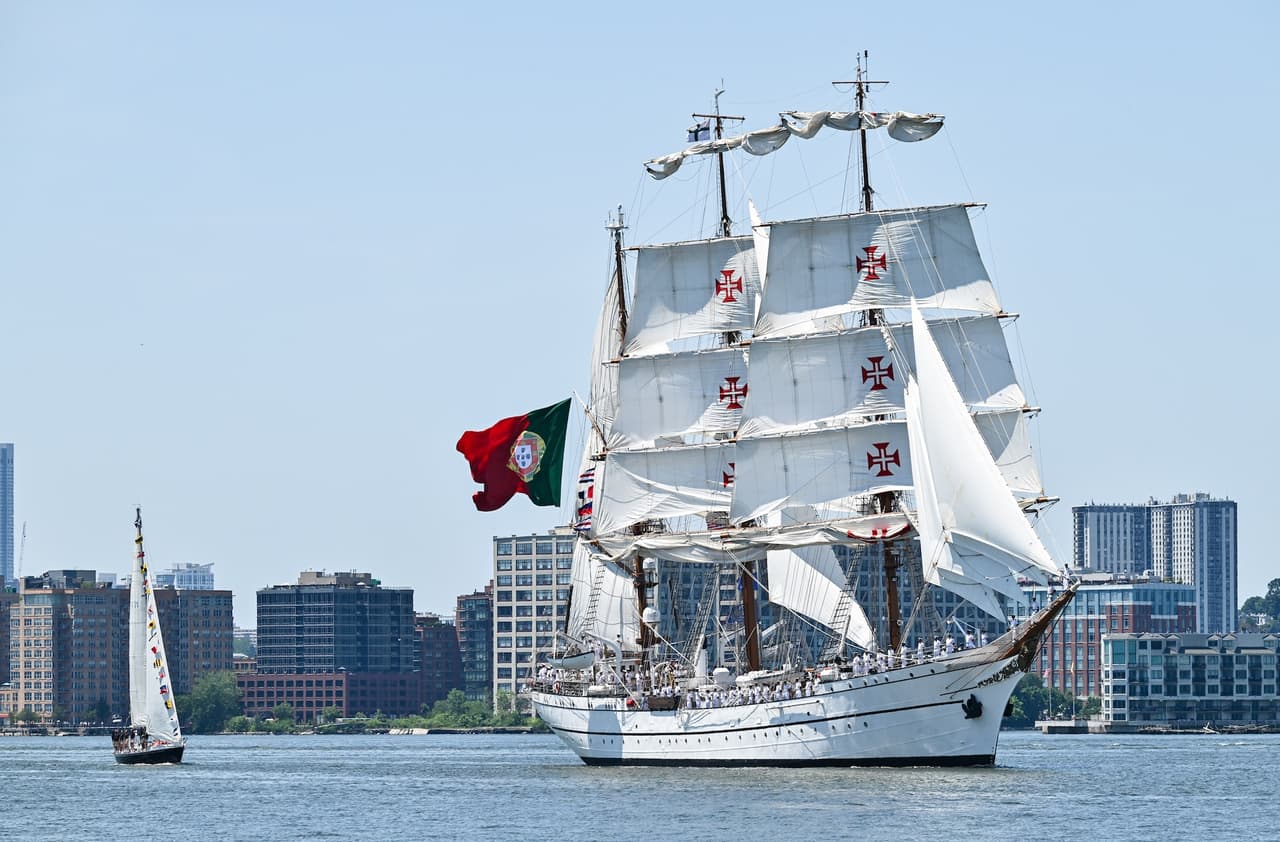 El NRP Sagres de Portugal participa en el desfile naval.