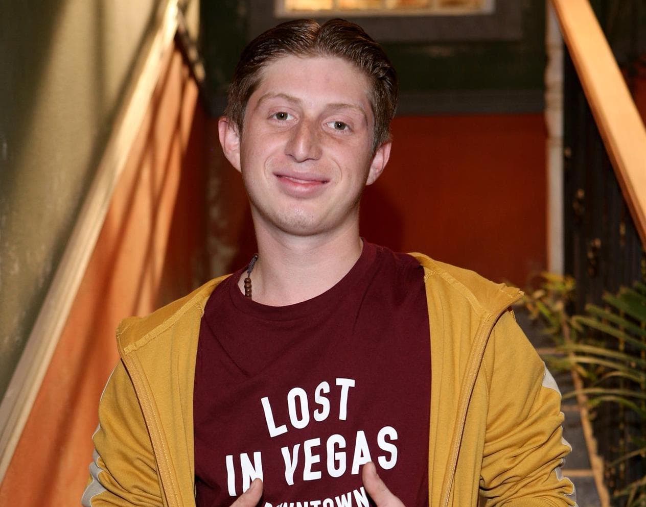 <b>Octavio Ocaña, 22 años</b>
<br>
<br>Actor
<br>
<br>(7 noviembre 1998 – 29 octubre 2021)
<br>
<br>Fue un actor juvenil mexicano conocido por interpretar el personaje de ‘Benito’ en la serie de televisión ‘Vecinos’. Murió luego de una persecución policíaca en una autopista cercana a la Ciudad de México. Según la versión de las autoridades, el actor recibió un impacto de bala en la cabeza que habría sido accionada por él mismo de forma accidental. 
<br>