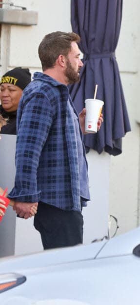 Se le vio tomando refresco de McDonald's mientras caminaba de la mano de su hijo menor.