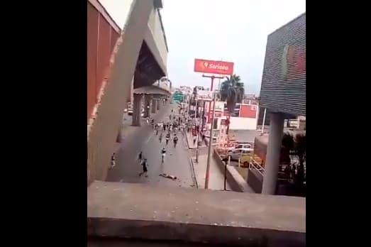 Cuando el grupo de agresores se marcha llegan otras personas.