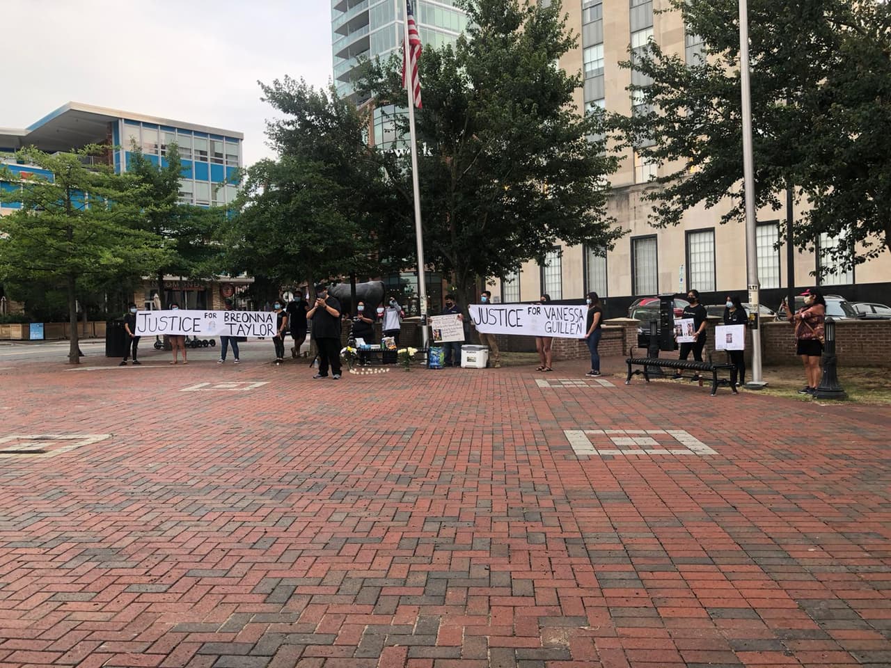 La madre de una soldado activa del Ejército se unió a la vigilia, y mostró su preocupación por la muerte de la hispana.