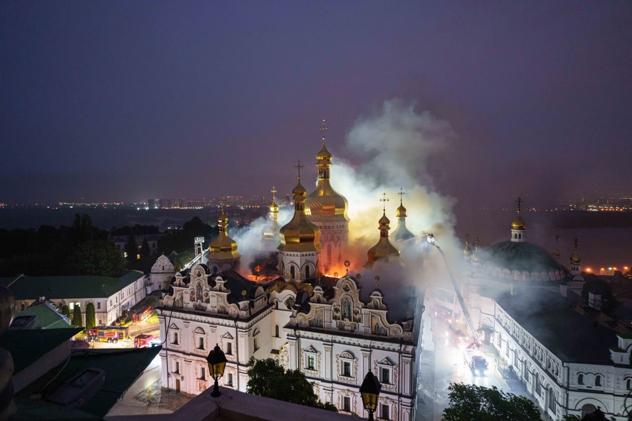 Ataque ruso incendia milenario monasterio en Kiev y deja 5 muertos en Járkiv