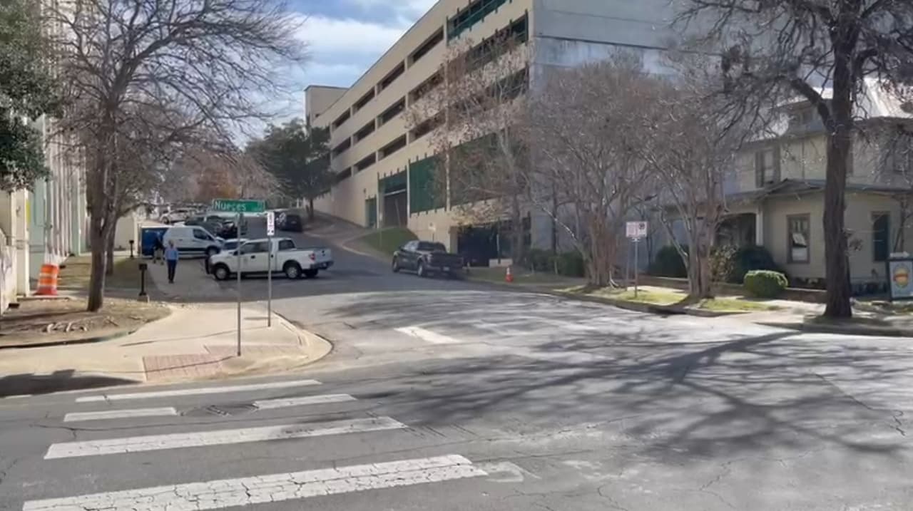 Policía investiga incidente al centro de Austin que dejó a una persona herida