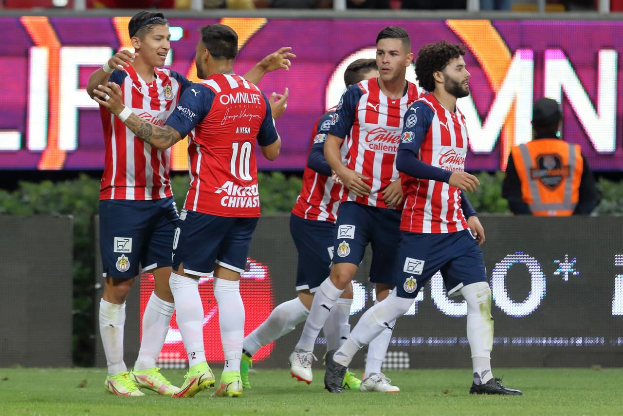 Chivas derrotan con autoridad al Mazatlán en un encuentro en el que hicieron tres goles en cinco minutos.