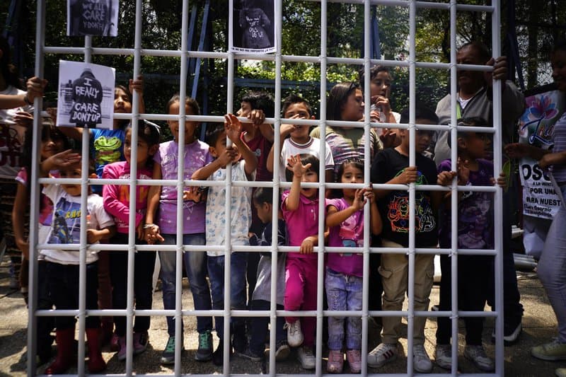 Juez federal aprueba salidas voluntarias de menores con padres que ya han sido deportados