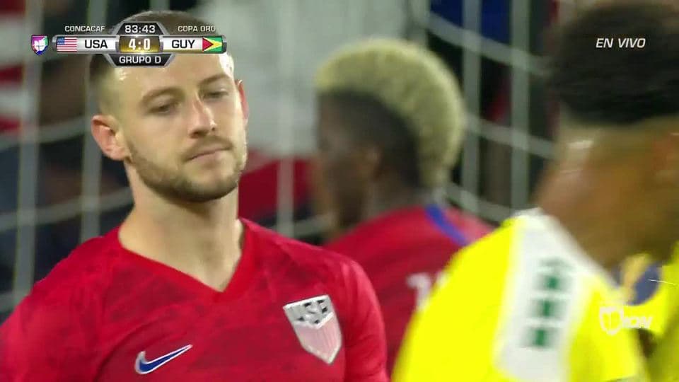 Tiro desviado de Paul Arriola