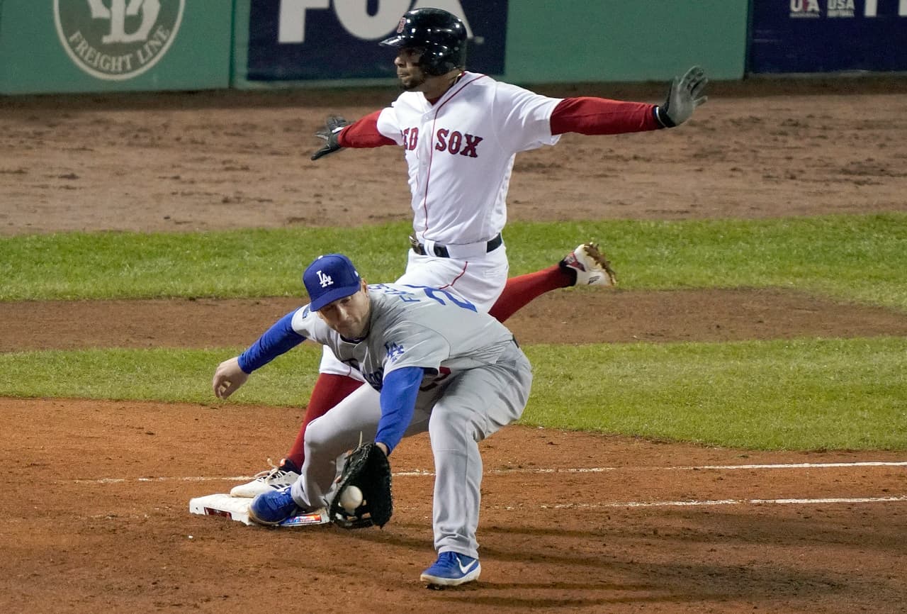 Bogaerts bateó una rola al cuadro, forzaron en segunda y él llegó quieto a la inicial rompiendo on double play, y remolcando a Mookie Betts desde la antesala para que Boston recobrara la ventaja, 4-3.