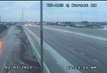 <ul>
 <li class="li1">Si tu vehículo comienza a deslizarse, suelte el acelerador o los frenos. Conduce en la dirección del derrape hasta que haya recuperado la tracción. Luego enderece su vehículo.</li>
</ul>