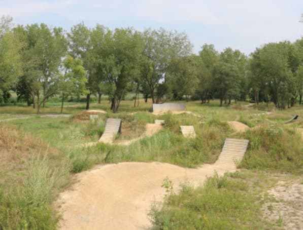 <a href="https://bigmarsh.org/?doing_wp_cron=1617367875.4002089500427246093750" target="_blank">Big Marsh Bike Park</a> trae algo nuevo a Chicago, es un antiguo vertedero de desechos industriales transformado en un parque de bicicletas de 297 acres de senderos para bicicletas para las familias y pistas para que presuma su bicicleta de montaña, y se ubica a solo 20 minutos del Loop de Chicago.