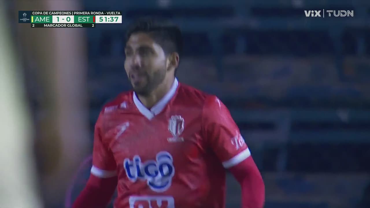 ¡Vaya susto! Ochoa roba el balón y el tiro pega en la red por fuera