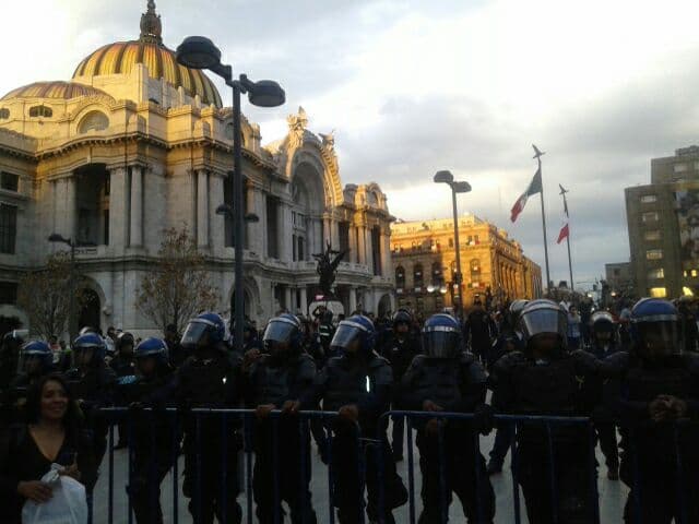Granaderos afuera del Palacio de Bellas Artes, impidiendo el paso de la protesta al Zócalo.
