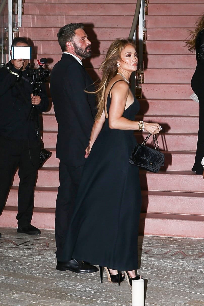 La pieza se distinguía por su escote y utilizó joyería con oro y diamantes. 
<br>