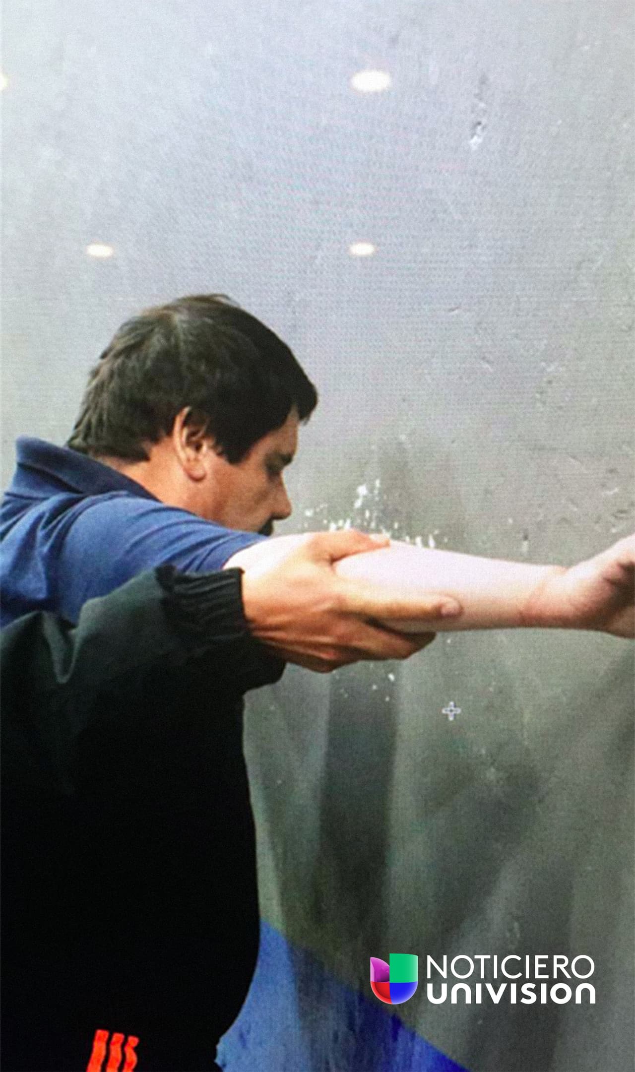 Joaquín Guzmán después de su reaprehensión en Los Mochis Sinaloa tras su segunda fuga por un túnel en julio de 2015.