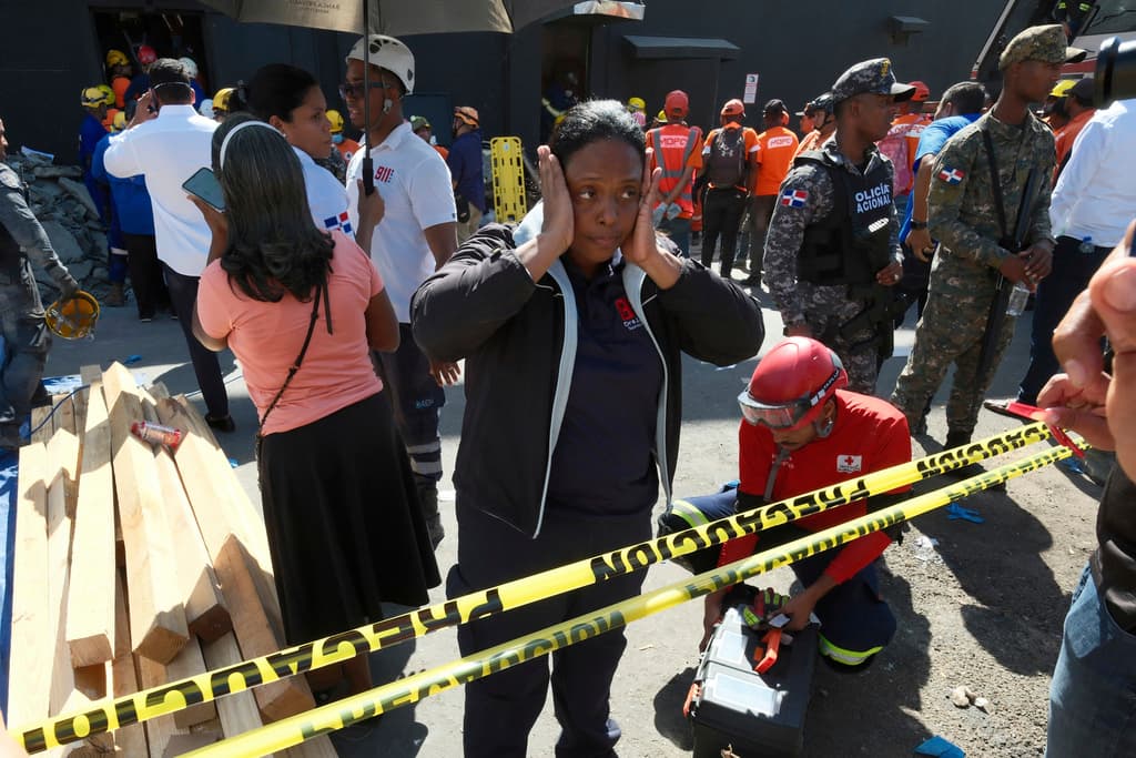 La tragedia en el Jet Set Club estremeció al pueblo dominicano, cuyo presidente, Luis Abinader, lamentó "profundamente" el incidente. Aunque acudió de inmediato a la escena, el mandatario no concedió entrevistas, concentrándose en atender las inquietudes de las distintas personas en busca de una explicación.