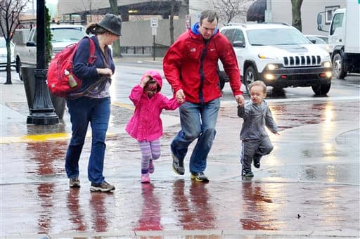 Angela Fischer, Gary Fischer y sus hijos cruzan una calle en Indianapolis.