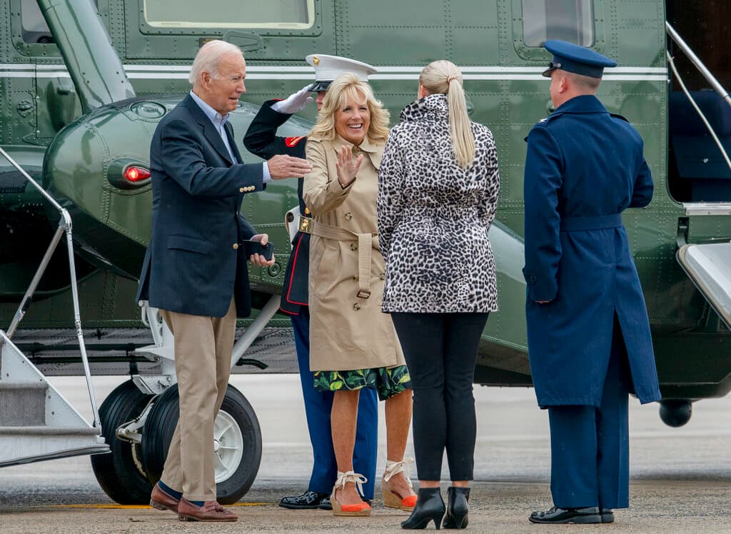 Al llegar a la base Andrews, el presidente Biden y su esposa no ocultaron la alegría que les dio contar con el coronel
<b>Matthew Jones y su esposa Christie Jones</b>, durante la travesía.
