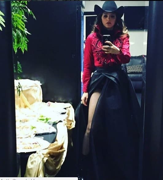 <b>Lleva bien puesto el sombrero: </b>lo porta con orgullo al representar a la mujer en el género regional mexicano.