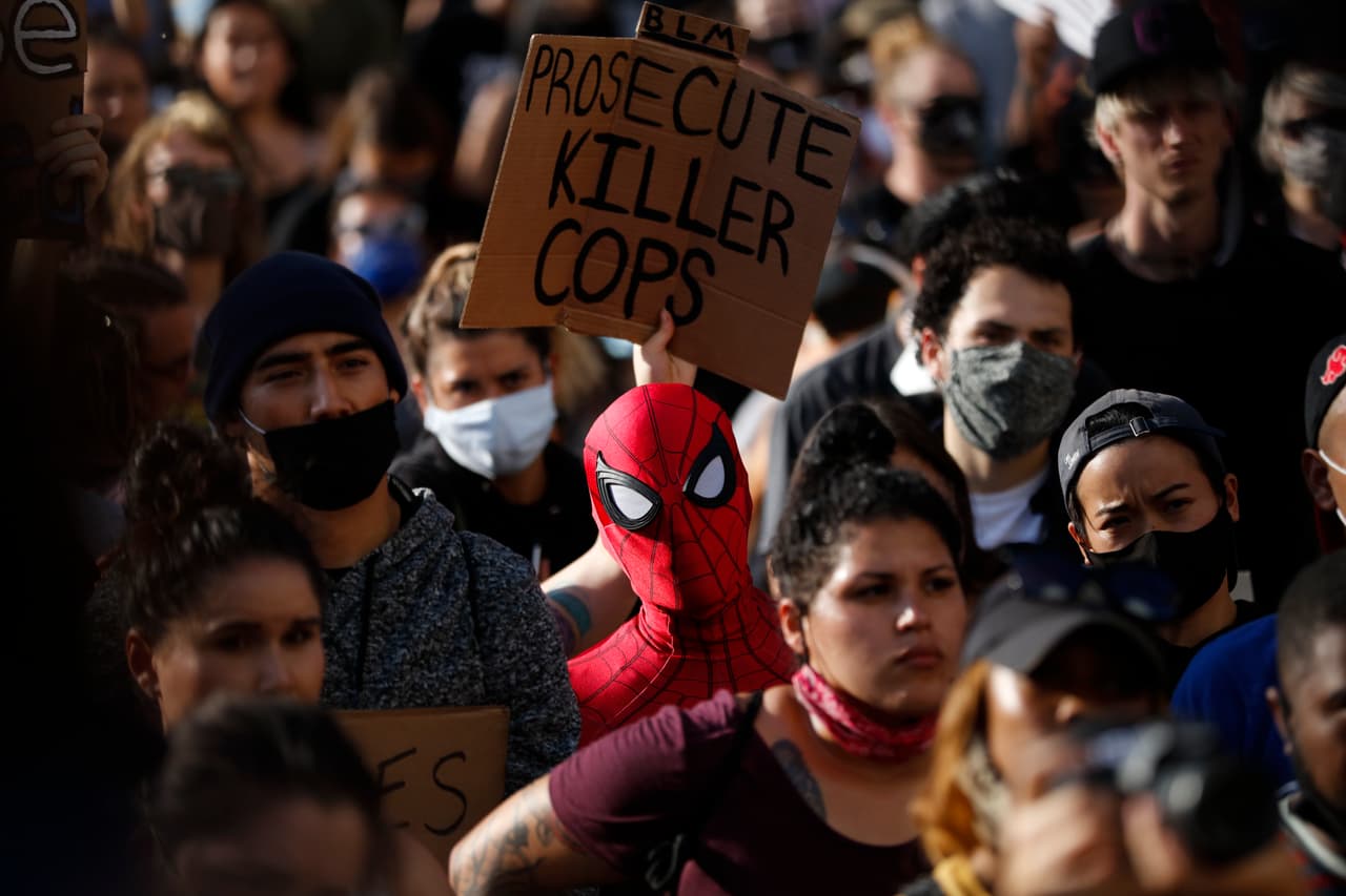 En el Paseo de la Fama de Hollywood, el Hombre Araña también se sumó a una de las varias protestas en el turístico bulevar de la costa oeste.