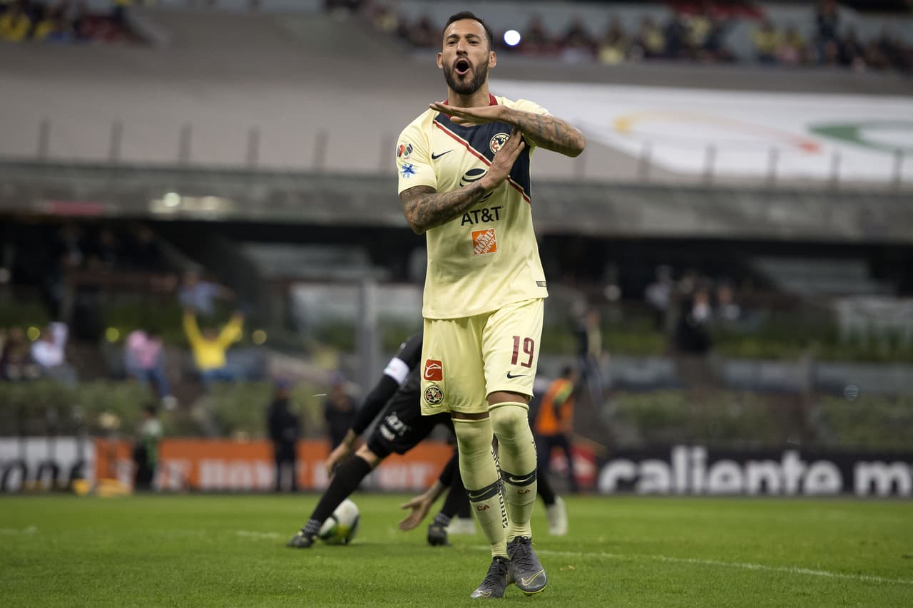 Y a los 35 minutos el argentino Emmanuel Aguilera pateó un penalti en favor de la oncena americanista.