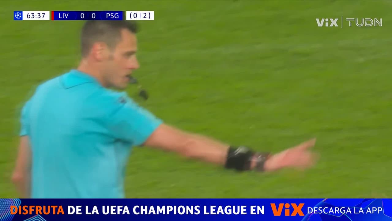 Penal para el Liverpool...pero el VAR dice lo contrario y no lo marcan