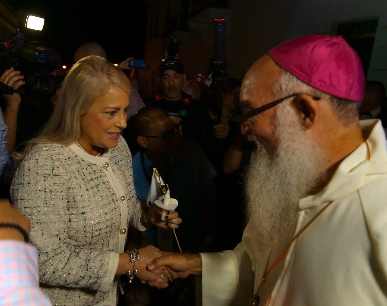 "Llegamos a Ponce en la madrugada para participar en la actividad anual de las Mañanitas Guadalupanas, en la Parroquia Nuestra Señora de la Guadalupe, en #Ponce", tuiteó la gobernadora.
<br>