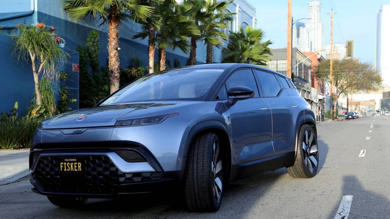 <b>Fisker Ocean</b>
<br>
<br>La Fisker Ocean es una SUV eléctrica que promete entre 250 y 300 millas de autonomía por carga. Ésta equipa una batería de iones de litio, de 80 kWh de capacidad, encargada de alimentar a dos motores eléctricos, uno para cada eje. Así también, incluye paneles solares sobre el techo con el objetivo de extender su rango y aunque por ahora este incremento es leve (1,000 millas al año), se trata de un primer paso para madurar este tipo de tecnología en vehículos de producción masiva.
<br>
<br>Según el fabricante, la Fisker Ocean también estará disponible en una variante de alto desempeño que podrá acelerar de 0 a 60 millas por hora (98 km/h) en 2.9 segundos.