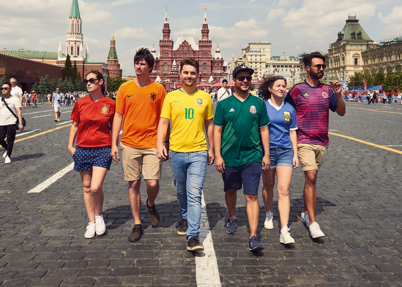 Rusia es uno de los países más homófobos del mundo. Sus leyes prohíben cualquier demostración pública a favor del colectivo LGBT y algo tan simple como exhibir una bandera arcoíris puede llevarte a la cárcel. Por eso, aprovechando que el planeta entero tiene sus ojos puestos en el Mundial, este grupo de activistas decidió desafiar la ley y denunciar la homofobia. ¿Cómo? Usando algo que no despertaría sospechas:
<b> las camisas de las selecciones de fútbol de sus países.</b>