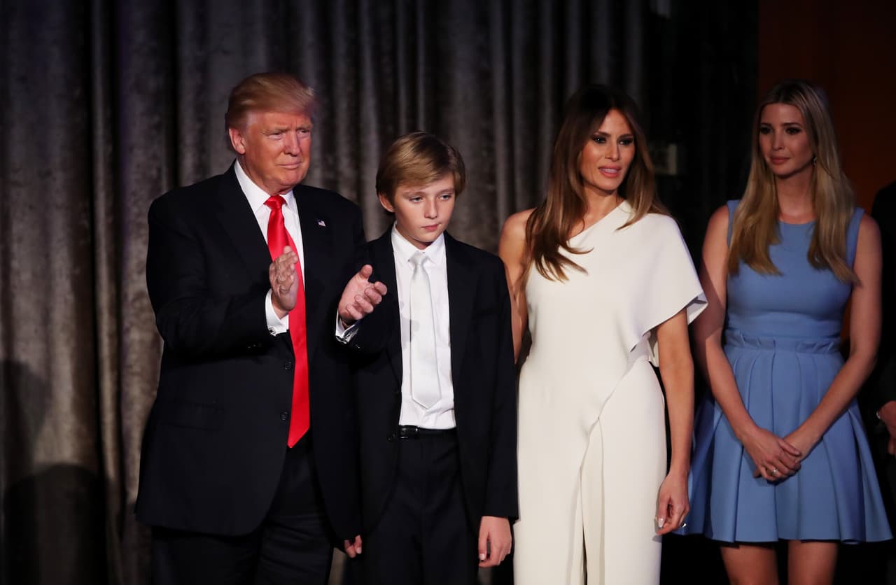 Barron compartió el escenario en el que su padre dio
<b><a href="http://www.univision.com/noticias/elecciones-2016/este-es-el-discurso-de-victoria-de-donald-trump-comentado">su discurso de la victoria</a></b> como
<b><a href="http://www.univision.com/personas-donald-trump"> presidente electo</a></b>. Los medios, y las redes sociales, no dejaron que el esfuerzo del niño por vencer el sueño en plena madrugada pasara desapercibido.