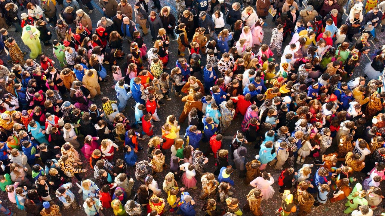 <b>La diversidad de la población, los potenciales vecinos</b>, es otro factor que se puede considerar. Según el censo más reciente, Coppell cuenta con 42,983 habitantes. El 6.2% son menores de 5 años, el 27.8% son menores de 18 años, y el 9.9% tienen 65 años o más, con un 49.9% de mujeres. Racialmente, el 47.0% son blancos (no hispanos), el 31.1% asiáticos, y 
<b>el 13.8% hispanos</b>. En educación, el 97.3% tiene al menos un título de escuela secundaria y el 70.5% una licenciatura. 
<b>El ingreso medio del hogar es de $143,817 y el 39.0% habla un idioma diferente al inglés en casa.</b>