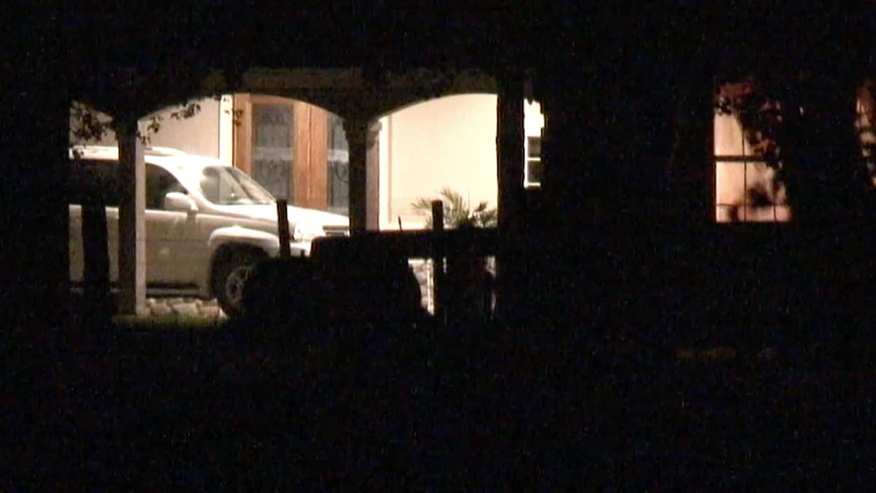 Muere una hispana tras ser aplastada por una puerta eléctrica en una residencia al suroeste de Houston 