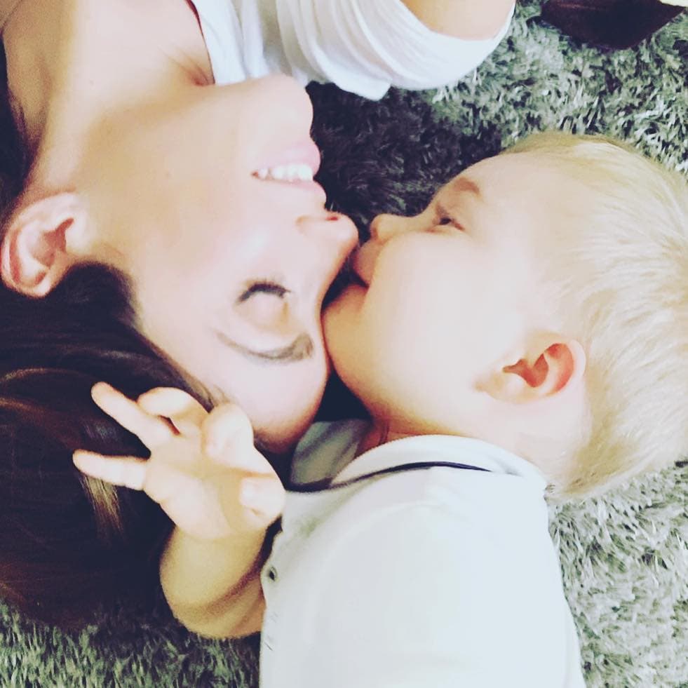 "No estoy (embarazada). Esas fotos son de mi 'baby blessing' cuando estaba embarazada de Manu. Me lo hizo María Hank pero apenas la dejé que las subiera".