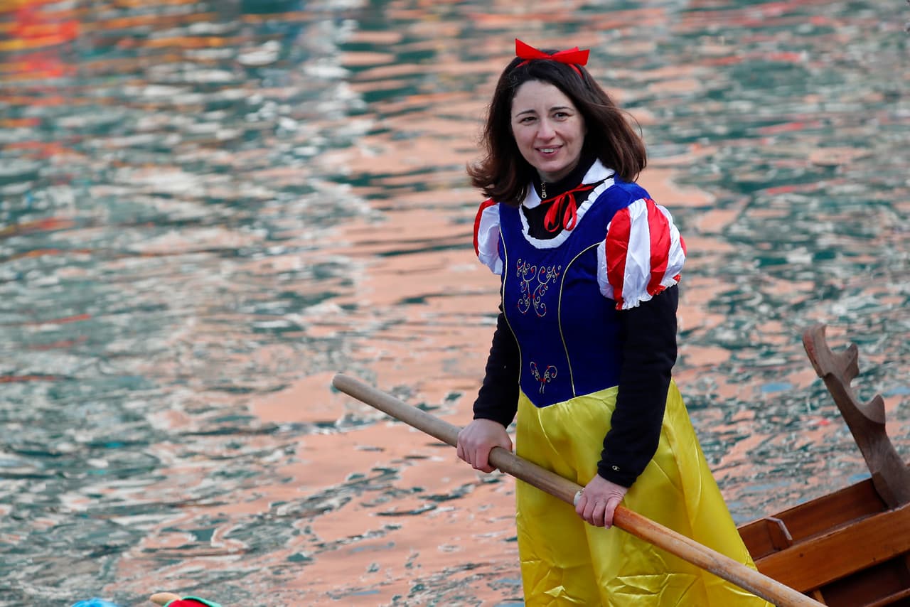 Otra mujer disfrazada y en su góndola posa para la foto en el desfile sobre el canal el 9 de febrero.