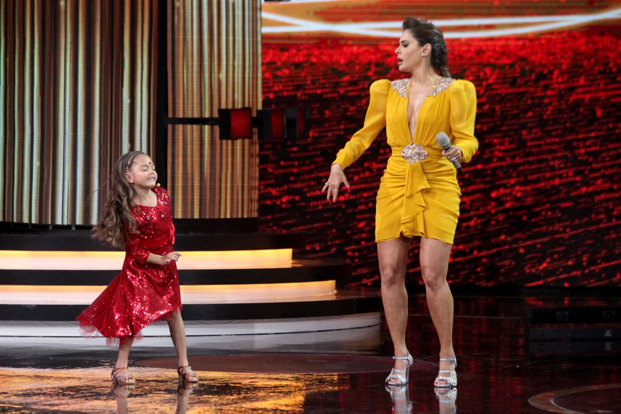 Rafaela no se quedó sola en el escenario, Galilea la acompañó para moverse al ritmo de "Cuando yo la vi, dije: '¿si esa mujer fuera para mí?'. Perdóname, te lo tenía que decir".