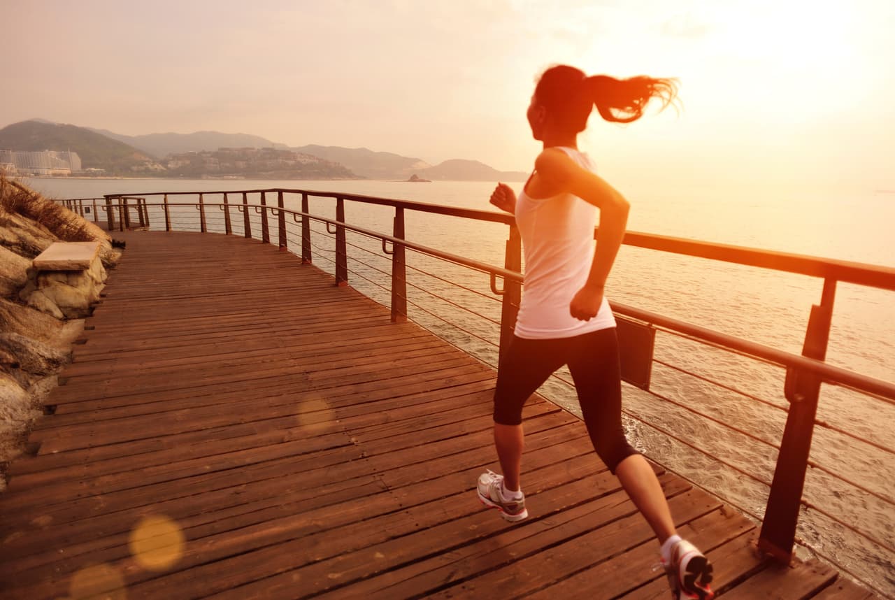 “Correr o caminar son las mejores formas para entrenar al metabolismo y que obtengas energía de las reservas de grasa”, explica el triatleta alemán y experto en salud Sascha Wingenfeld para 
<i>Runtastic</i>.