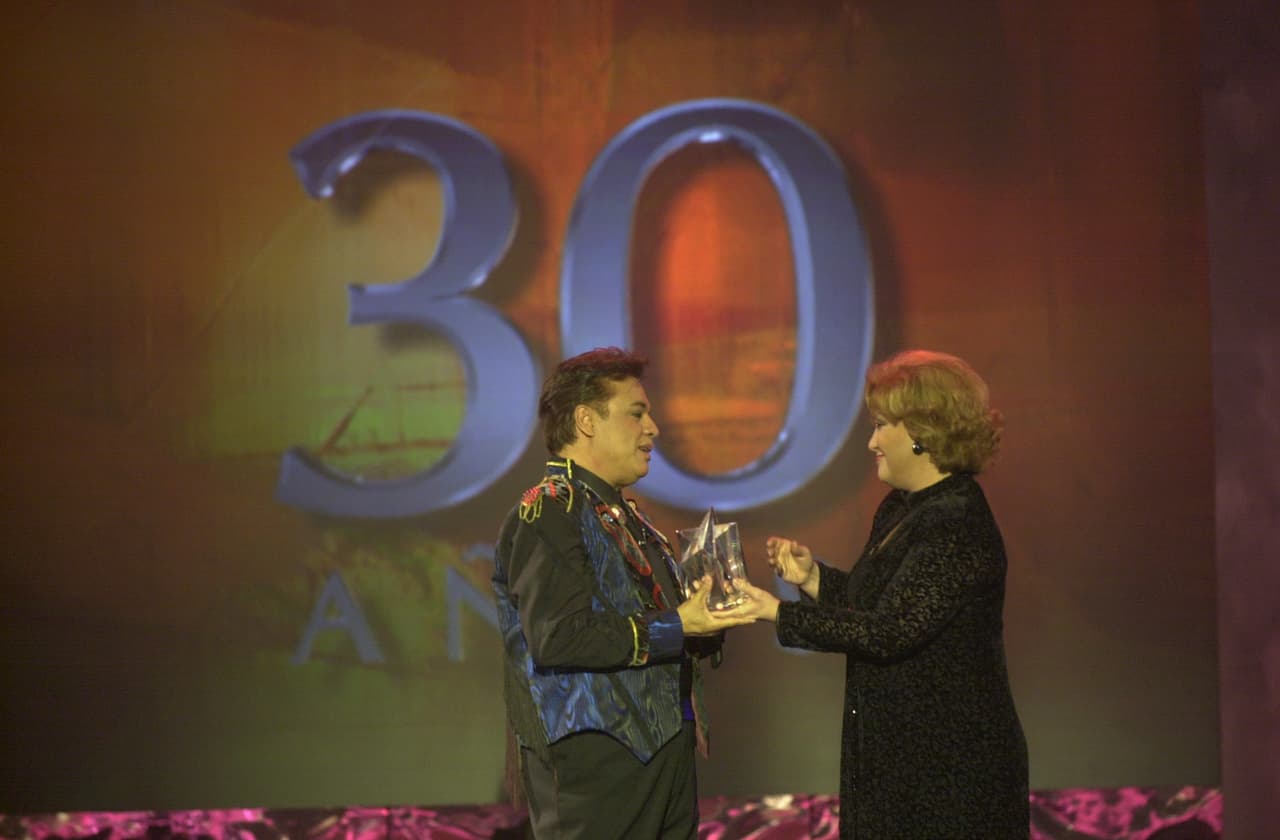 Además, Juan Gabriel recibió de las manos de Angélica María el Premio a la Trayectoria por sus treinta años de carrera.