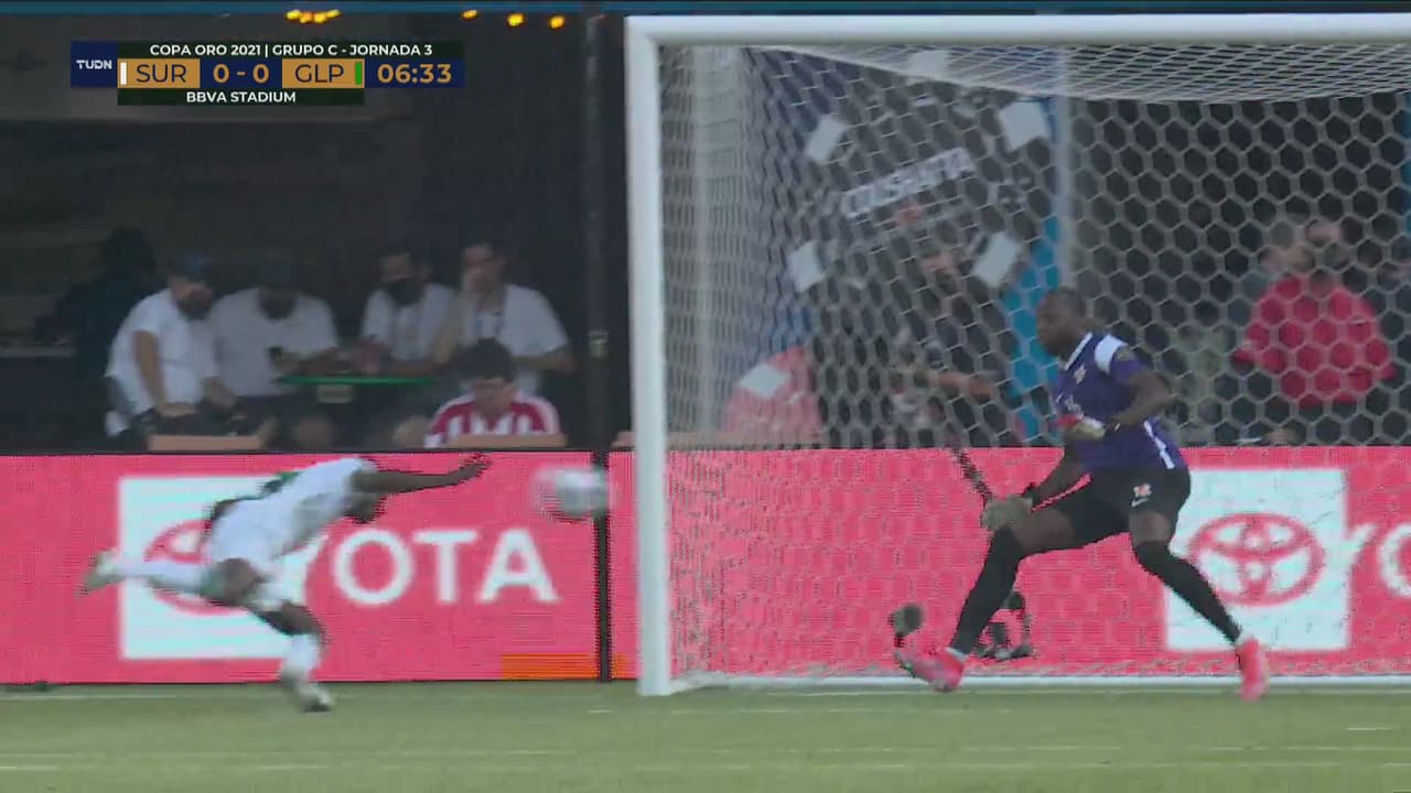 ¡El ‘oso’ de la Copa! Apai falla una ‘palomita’ en el área chica