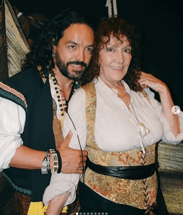 En 'Pasión' (2007), telenovela producida por Carla Estrada, la actriz sonorense también estuvo en familia. En esta historia la vimos interpretar a la pirata 'La Paisana', junto a Arturo Vázquez, el hijo que tuvo con el cantante Alberto Vázquez. La actriz disfrutó de dar vida a esta mujer tan fuerte porque era "aguerrida y aventurera", tal como ella, según dijo en septiembre de 2007 para la 
<a href="https://www.proceso.com.mx/nacional/2007/9/24/isela-vega-una-pirata-en-la-telenovela-pasion-37328.html" target="_blank">revista Proceso</a>.