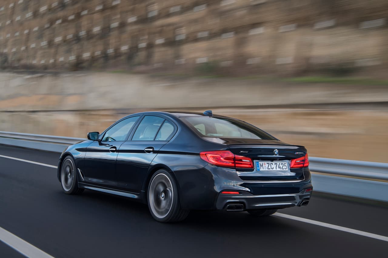 Entre distintos dispositivos, el BMW M550i xDrive presenta el Asistente Activo de Manejo Plus, que comprende el Control de Crucero Activo con partida y arrancada y la Conservación de Carril Activo.