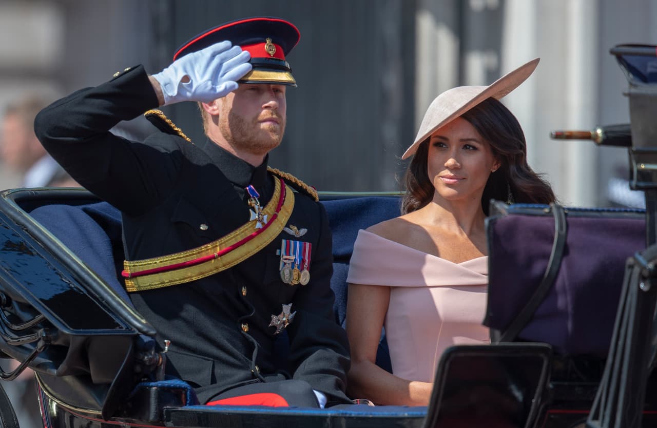 El príncipe Harry estuvo al lado de su esposa en todo momento para ayudarla con el protocolo de su gran debut.