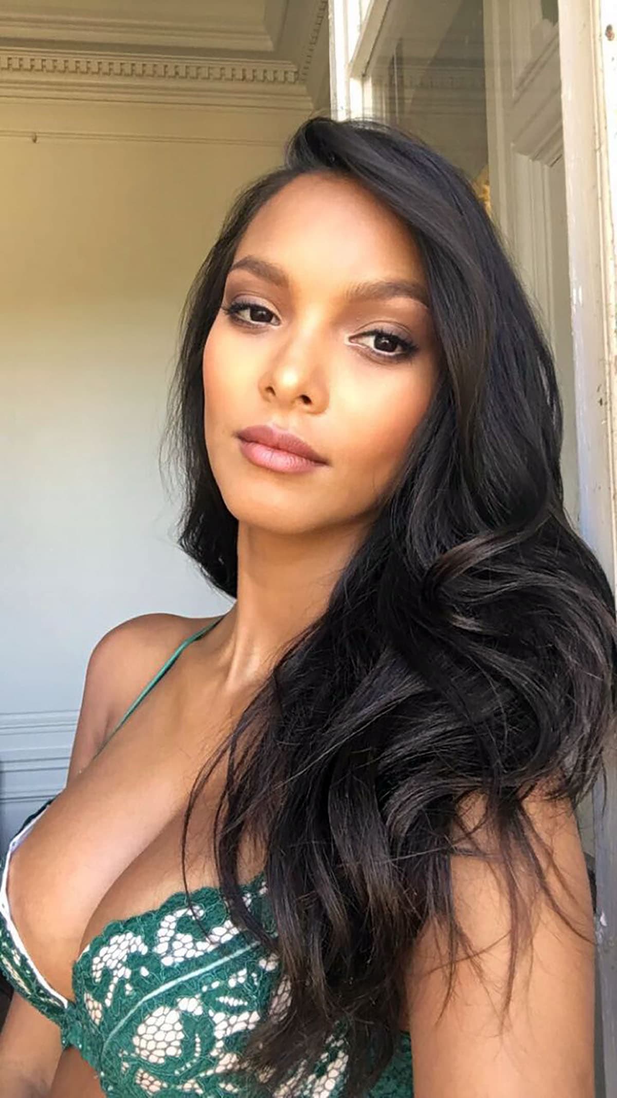 Un acercamiento a su impecable maquillaje. ¡Luce hermosa!