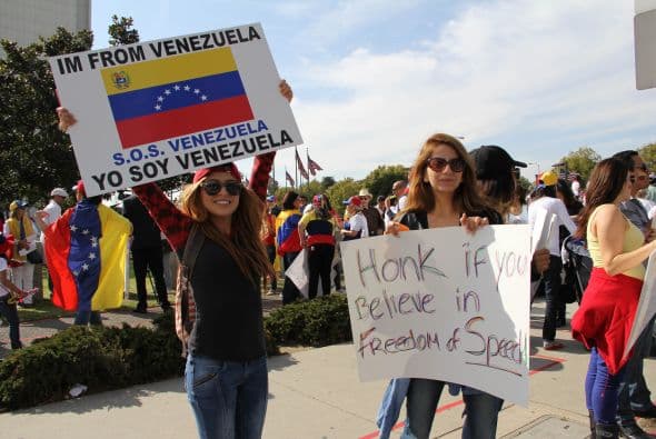 Pese a las distancias y tráfico característico de Los Ángeles, cientos de Venezolanos se unieron a la campaña mundial #SOSVenezuela para apoyar a todo el pueblo venezolano tras 10 días de protestas continuas en dicho país. A la manifestación se unieron guatemaltecos, peruanos, brasileños, libaneses, americanos y muchas otras nacionalidades que hacen vida en la Cosmopolita ciudad del oeste del país. Consignas, cantos y la familiaridad característica venezolana recibieron apoyo de los transeúntes en los alrededores del edificio Federal ubicado en la avenida Wilshire.