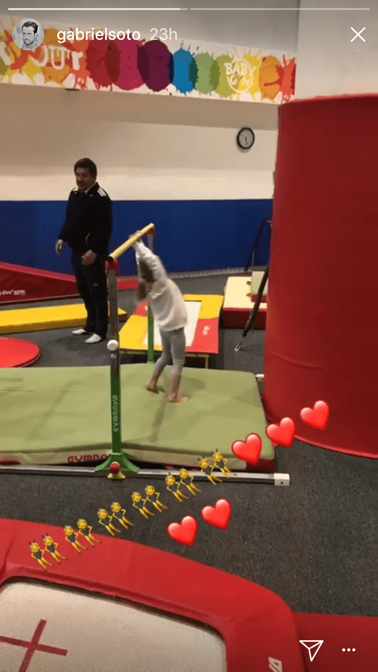 Llevó a la más pequeña, Miranda, a su clase de gimnasia mientras Geraldine estaba de viaje en Estados Unidos.