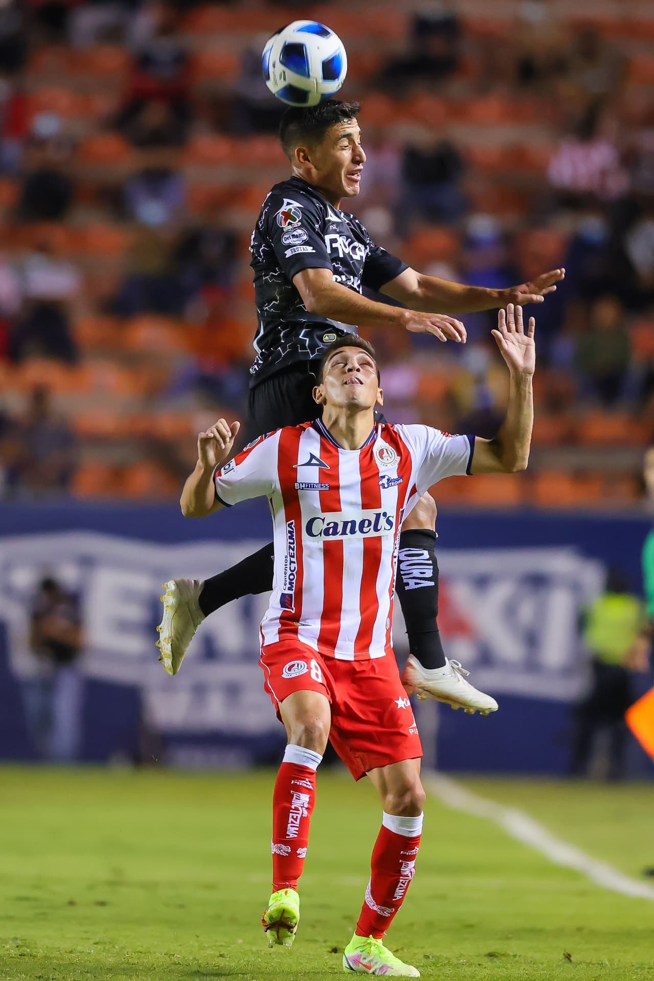 Unai Bilbao y Alex Zendejas logran batir la portería de Marcelo Barovero y le dan la victoria 0-2 a Necaxa.