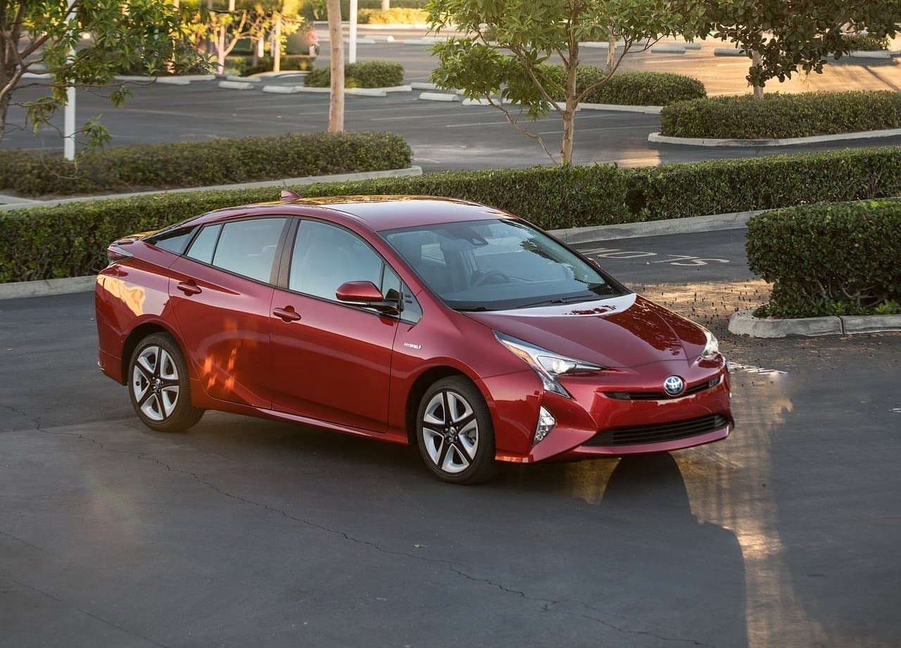 <b>Toyota Prius – Primer lugar en el segmento de los carros híbridos usados</b>
<br>
<br>Depreciación a 5 años: 56.1%
<br>Calificación promedio de seguridad de la NHTSA: 4.81
<br>
<br>El éxito del Toyota Prius allanó el camino para que los demás fabricantes introdujeran variantes híbridas en sus portafolios. El Prius es uno de los modelos con mayor probabilidad de superar las 200,000 millas de recorrido y cuenta con clasificaciones de seguridad estelares. En promedio, este modelo puede ser adquirido en 2020 con 5 años de antigüedad por $13,460.