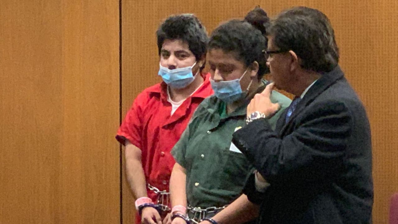 El martes 15 Yarelly Solorio y Martín Arroyo comparecieron ante un tribunal y
<a href="https://www.univision.com/local/fresno-kftv/yarelly-solorio-rivera-declara-no-culpable-asesinato-hermana-yanelly-solorio-rivera-sobrina-celine" target="_blank">no respondieron</a> a los cargos formulados por la fiscalía.