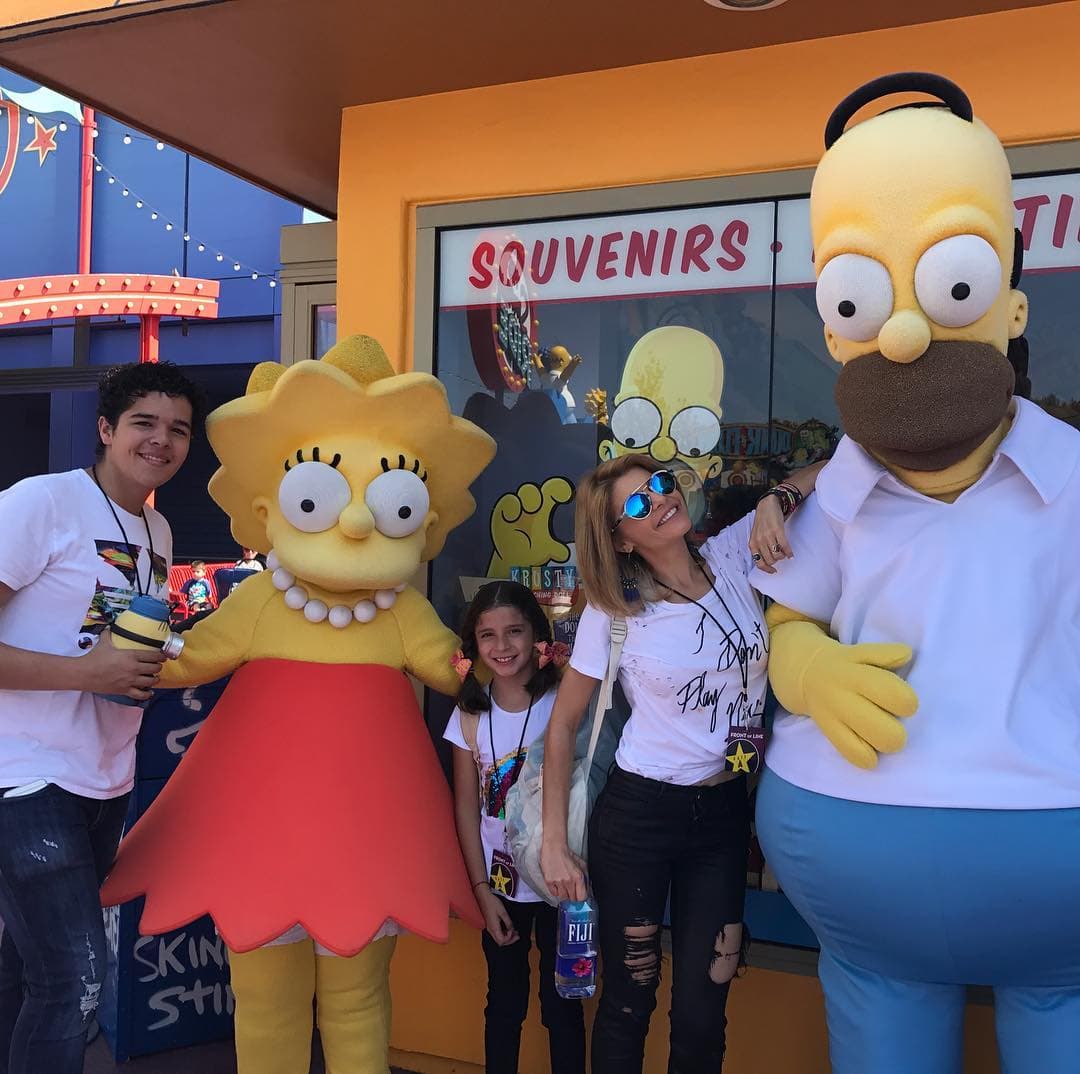 Aunque uno de los gemelos no asistió al viaje, la actriz estuvo feliz de estar con 2 de sus 3 hijos, por lo que no perdieron la oportunidad de tomarse una foto con la familia más disfuncional de la televisión, Los Simpsons, quedando fascinados con esa experiencia.